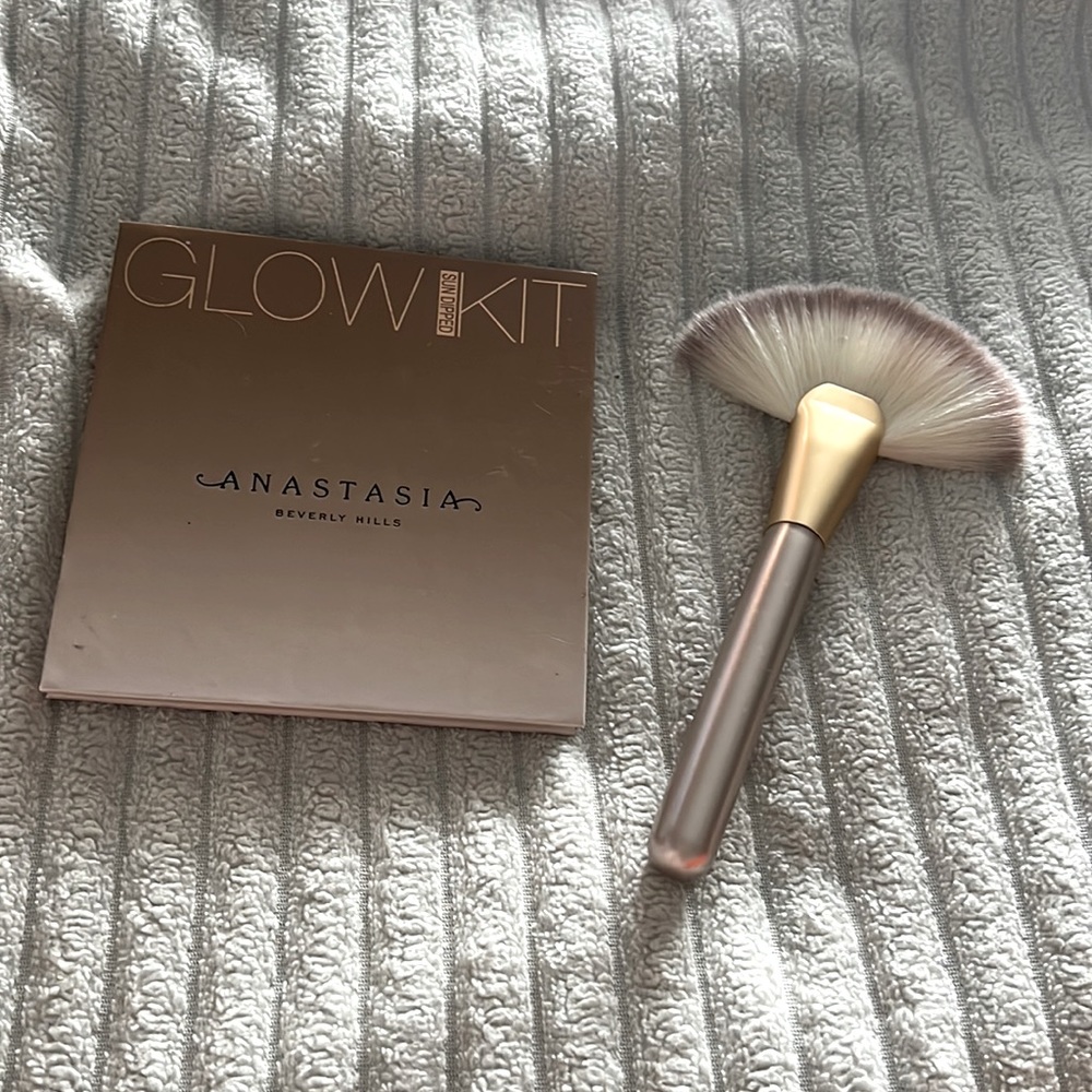 Anastasia Beverly Hills Glow Kit in Sun Dipped + brush